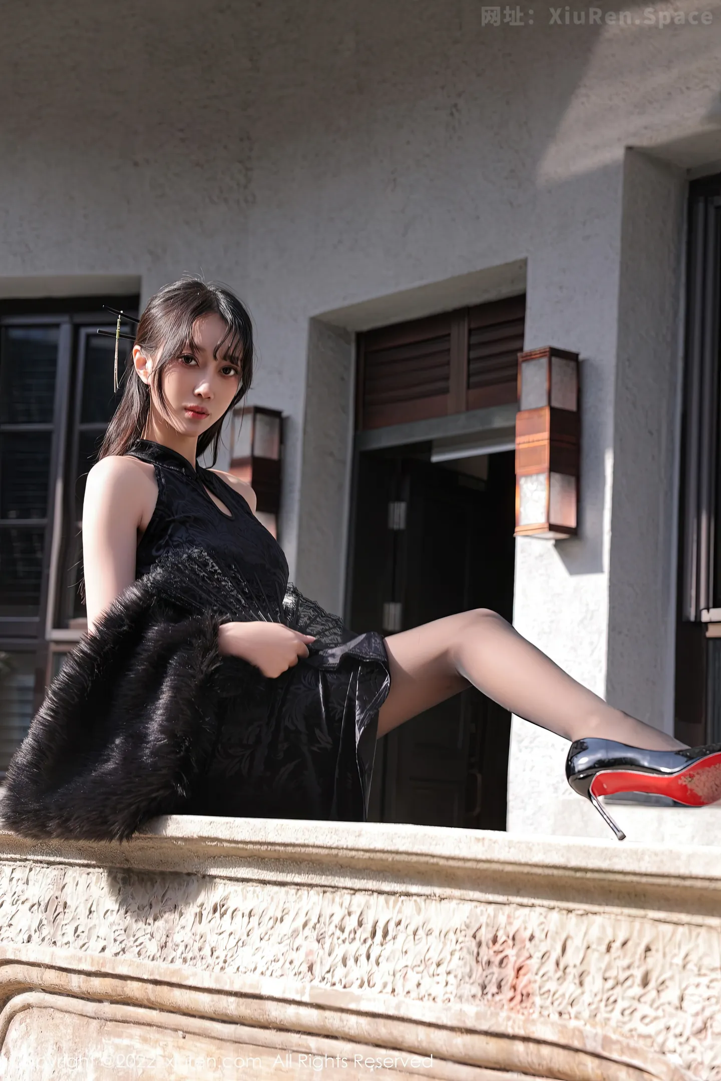 图片[2]-[XiuRen秀人网]2022.12.23 VOL.6040 王馨瑶yanni 粉色透视古装与情趣肚兜加肉丝美腿性感私房写真集-秀人网官方网站